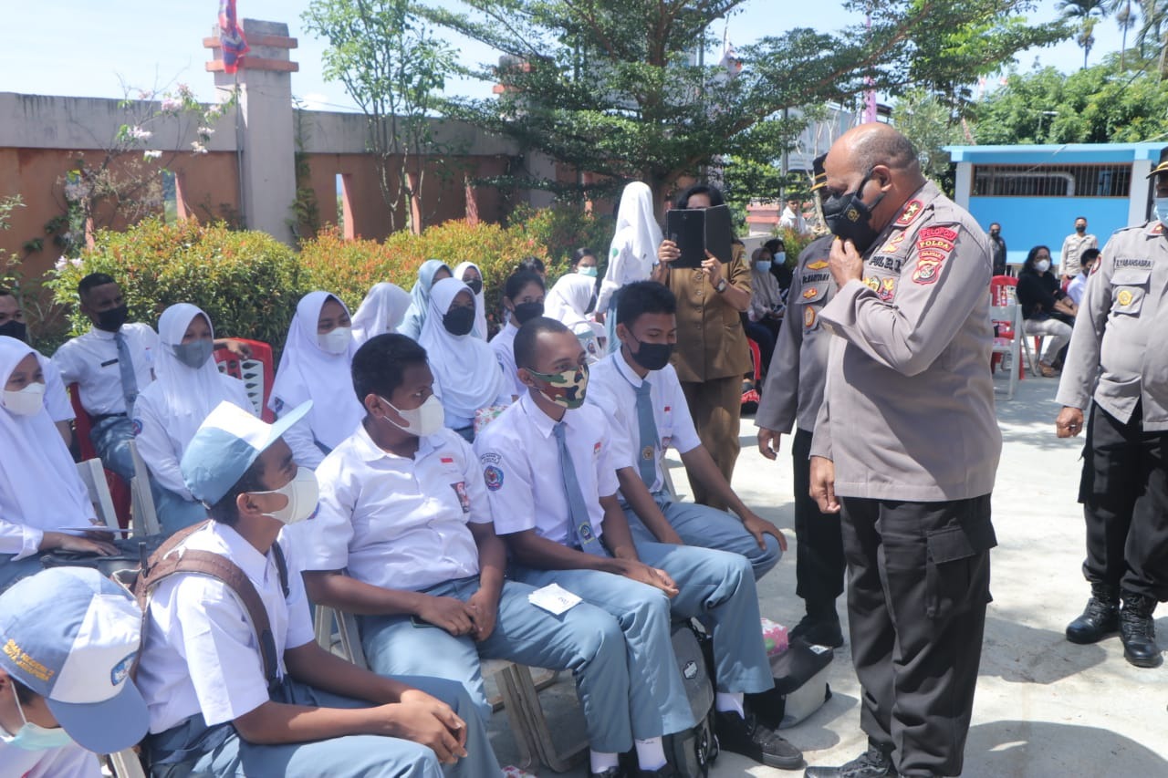 chief of papua regional police inspected merdeka vaccination event in jayapura 2 public senior high school 41484