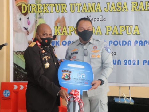 chief of papua regional police receives vehicle 1 unit of hi ace minibus and traffic accident handling infrastructure from pt mercy services 43059