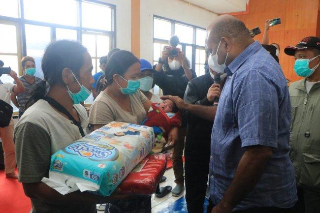 chief of papua regional police visited refuge location in yalimo 39599