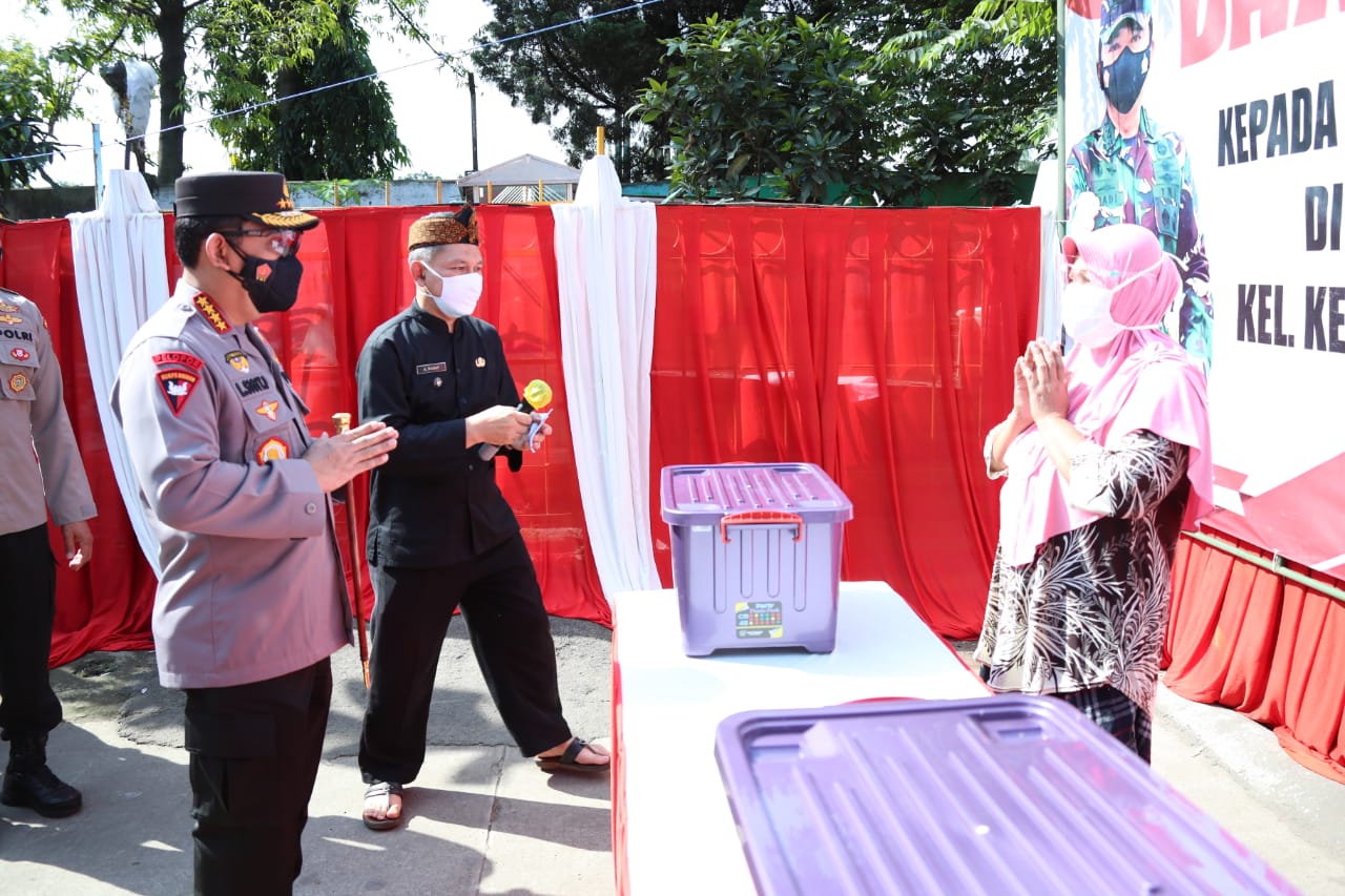 chief of police spreads thousands of social care package for people affected by emergency ppkm in bandung 40734