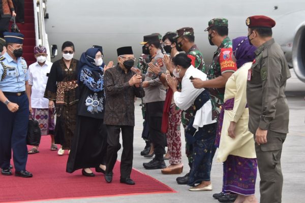 chief of regional police and commander of 9th udayana military region accompanied bali governor to welcome indonesian vice president in ngurah rai airport bali 44453
