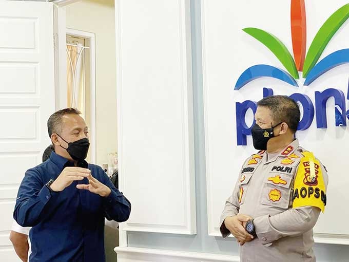 chief of riau regional police ready to support and strengthen security of oil palm plantation of ptpn v 41552