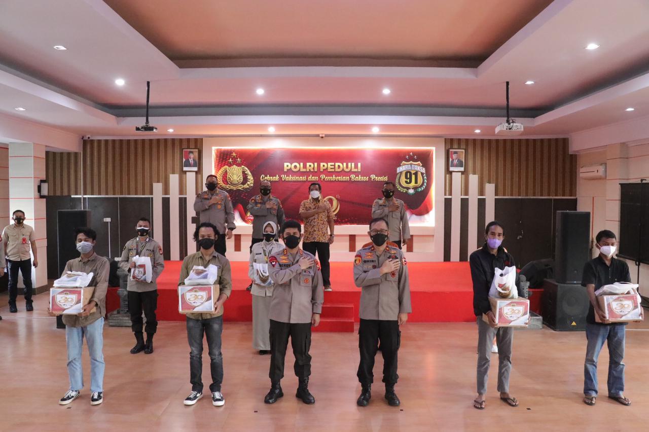 chief of south sulawesi regional police distributed social assistance for health workers and papuan people in makassar city 40979