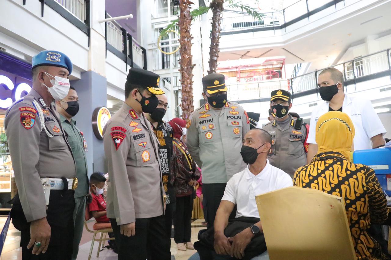 chief of south sulawesi regional police monitored 10000 vaccination program at ratu indah mall makassar city 40968