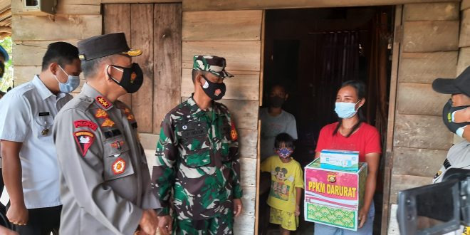 chief of south sumatera regional police provided nined basic needs assistance to people affected by covid 19 in palembang 41114