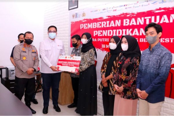chief of south sumatra regional police accompanied bukit asam ltd distributing aids to outstanding police personnel s children 44569