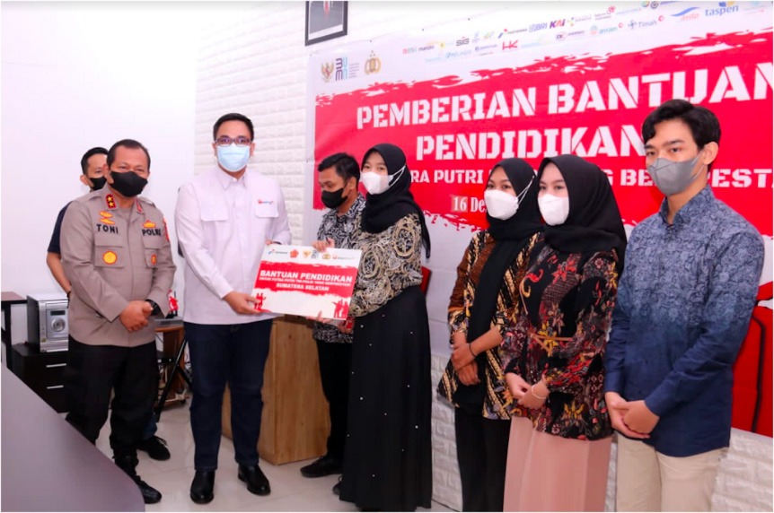 chief of south sumatra regional police accompanied bukit asam ltd distributing aids to outstanding police personnel s children 44569