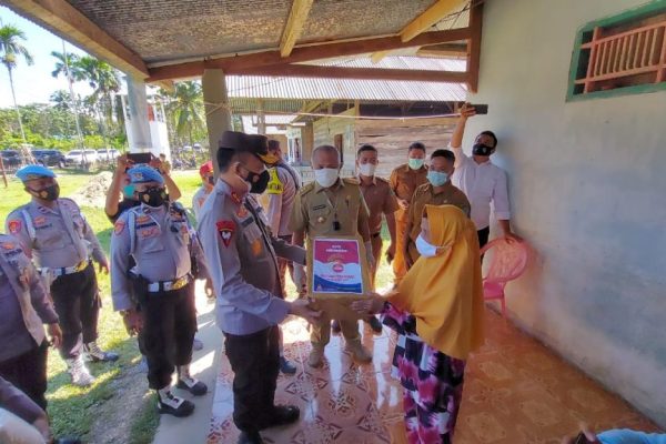 chief of southeast regional sulawesi police distributed 130 packages of nine basic needs to people in konawe 40912