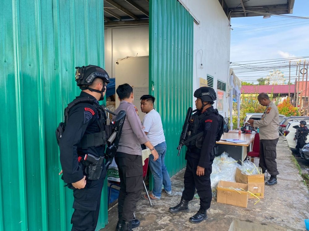 ciptakan kamtibmas kondusif satbrimob polda riau laksanakan patroli dialogis 69128