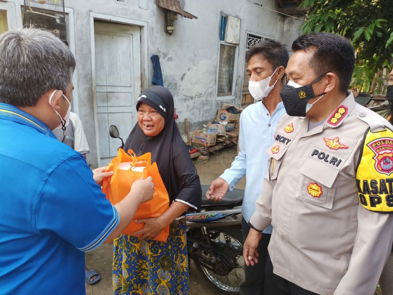 collaborating with youth banten regional police distribute food packages to communities affected by the covid 19 pandemic 40957