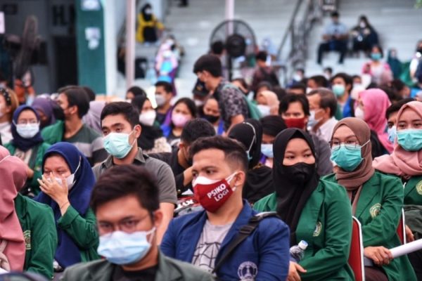 college students and police support national vaccination movement 41122