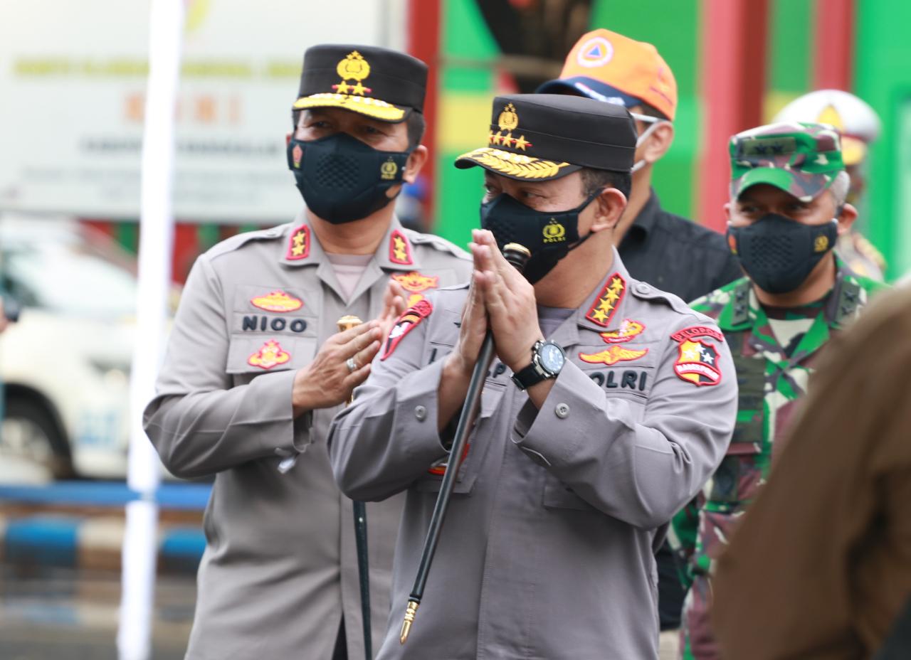 commander of the armed forces and chief of national police listened to people s complaints in bangkalan 28949