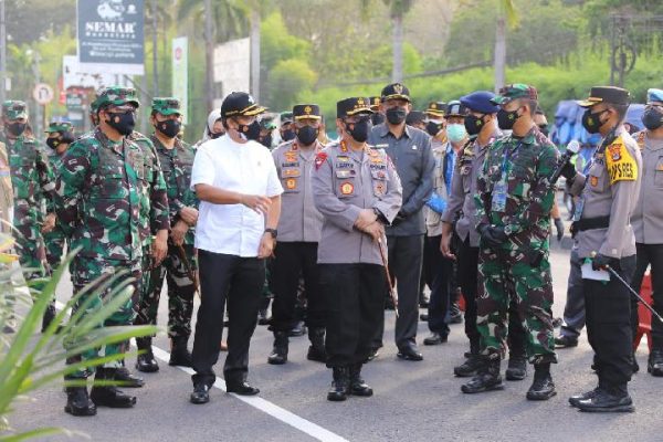 commander of the armed forces and chief of police inspected covid 19 integrated isolation facility isoter in sudiang hajj hostel makassar 41138