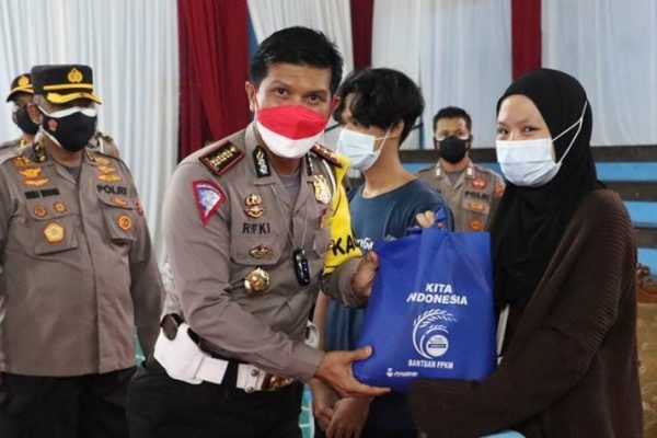 commemorating 66th traffic police corps anniversary directorate of traffic of central kalimantan regional police held social service for the public 42947