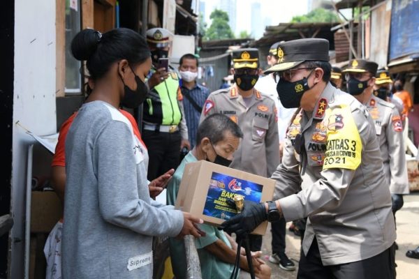 commemorating the 66th anniversary of the traffic police corps chief of traffic police corps collaborates with hmi to distribute basic necessities to scavengers and street vendors 42980