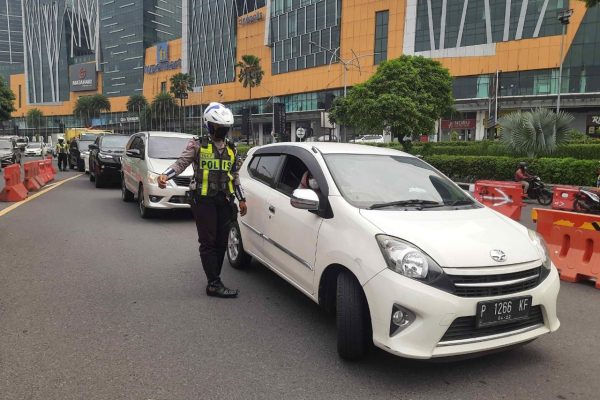 community activity restrictions extended east java police still perform insulation in a number of roads 40916