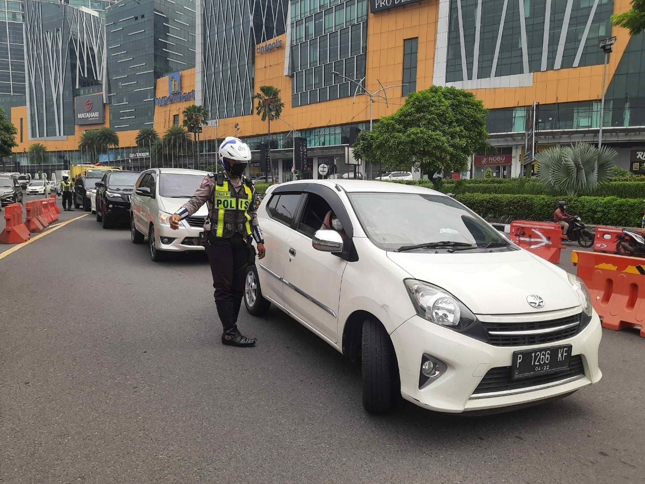 community activity restrictions extended east java police still perform insulation in a number of roads 40916