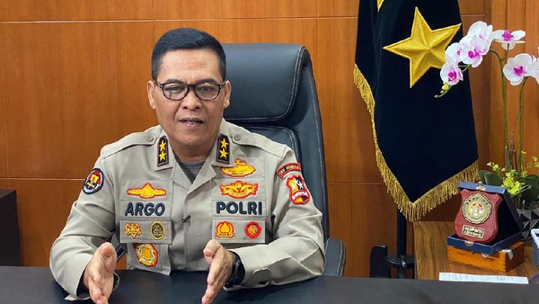 complete file indonesia national police handed over nganjuk regent and 6 other suspects to nganjuk state attorney 39606