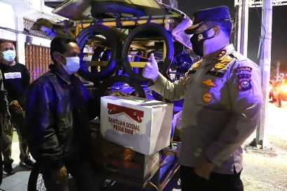 concerning residents affected by covid 19 riau regional police distributes thousands of nine basic needs 40867