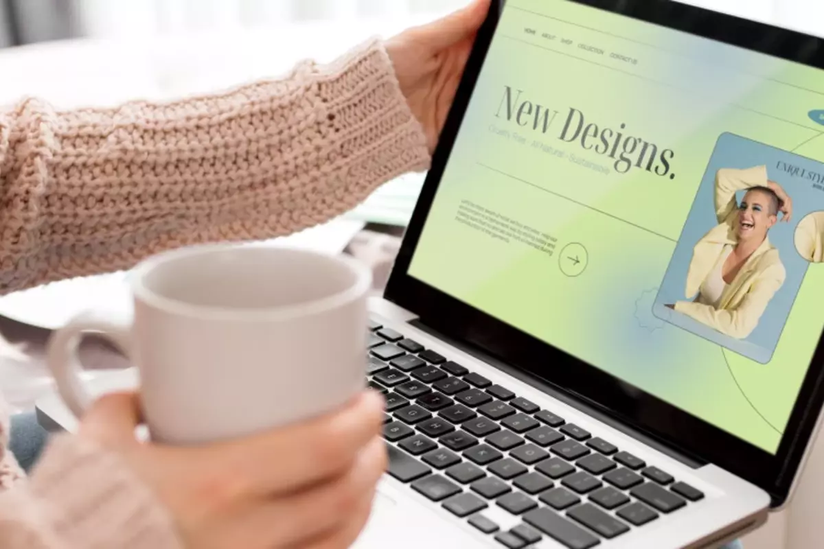 contoh tampilan website di laptop