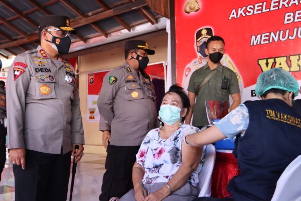 dalam rangka hari bhayangkara ke 75 kapolda kalteng tinjau pelaksanaan vaksinasi massal bakti kesehatan dan bakti sosial 37355