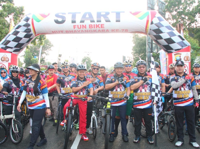 dalam rangka hari bhayangkara ke 78 kapolda kepri buka acara fun bike di lapangan pamedan 75600