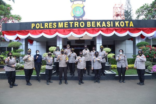 dalam rangka hut polwan ke 72 tim baksos polwan ri gelar baksos 34861