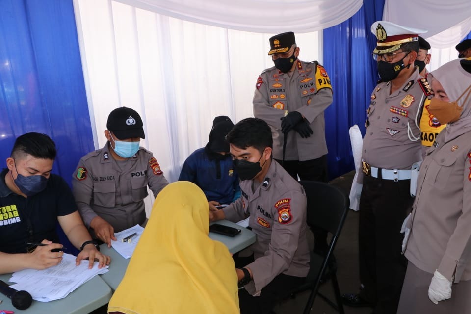 dalam rangka operasi zebra nala tahun 2021 polda bengkulu bagikan 10 000 masker dan vaksin gratis 20360