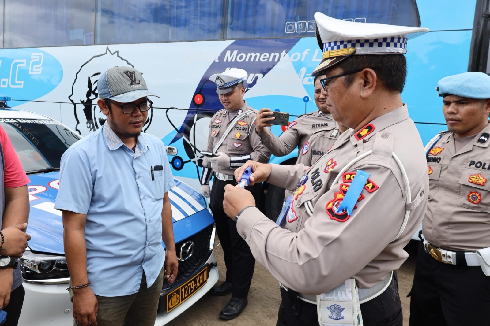 dalam upaya meningkatkan keselamatan berlalu lintas polisi periksa sopir dari pengaruh narkoba dan alkohol 84132