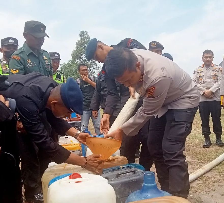 dampak kekeringan pada musim kemarau kapolda jambi salurkan 24 ribu liter air bersih ke desa di muaro jambi 63519