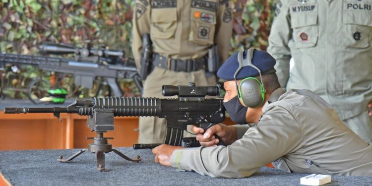 dankor brimob tinjau produk hankam pindad 30539