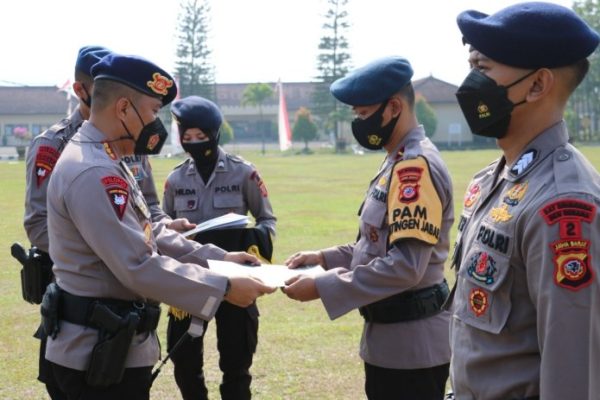 dansat brimob jabar beri penghargaan kepada personel usai amankan pon xx di papua 24738
