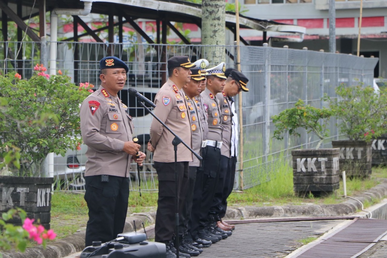 dansat brimob polda kaltim pastikan pengamanan distribusi logistik pemilu 2024 67555