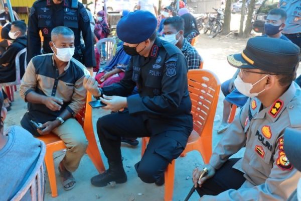dansat brimob polda riau tinjau percepatan vaksinasi lansia di rohil 18245
