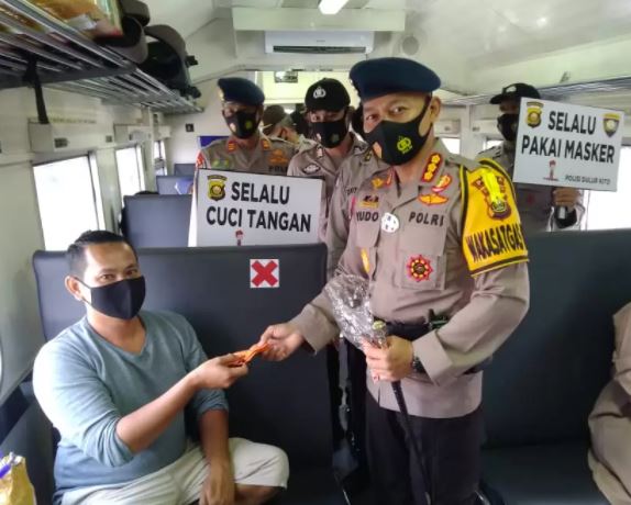 dansat brimob polda sumsel datangi stasiun kereta api 11915