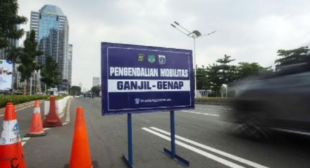 dealing with roads that begin to congest greater jakarta metropolitan regional police plans to add odd even sections 43207