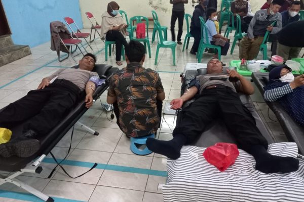 demi kemanusiaan polri adakan donor darah di aula desa sukasari kuningan polda jabar 45797