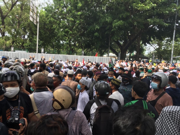 demo dimasa pandemi tidak diizinkan akhirnya massa yang berkerumun di kawasan patung kuda dibubarkan 32935