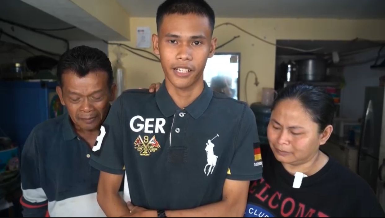 dengan terisak satrio sampaikan terima kasih kepada kapolri 74059