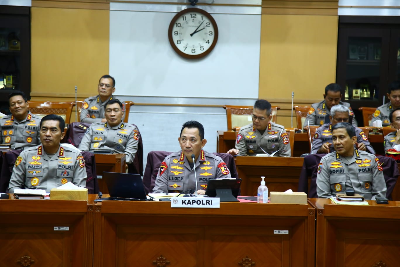 dengarkan keluhan seorang ibu kapolri sigap perintahkan cek status perkara 56701