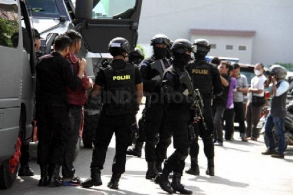 densus 88 antiteror berhasil amankan lima tersangka teroris di tangsel 45703