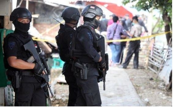 densus 88 antiteror tangkap lima orang terduga teroris di riau 34915