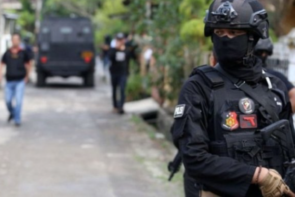 densus 88 at berhasil tangkap terduga teroris di cirebon 11043