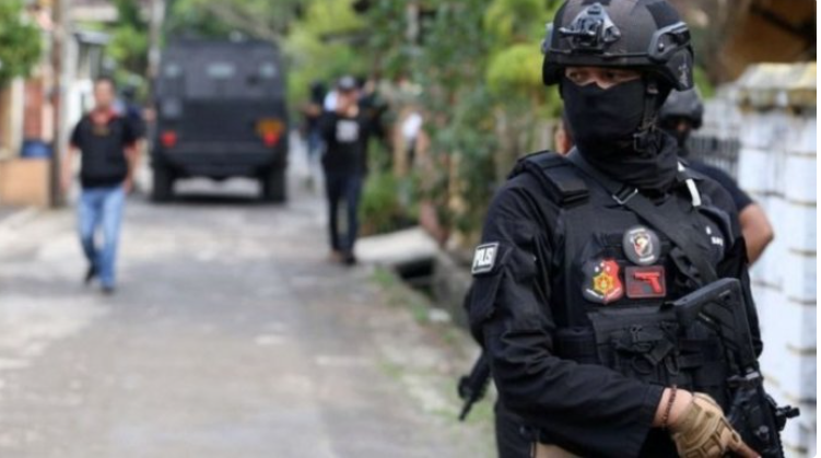 densus 88 at berhasil tangkap terduga teroris di cirebon 11043