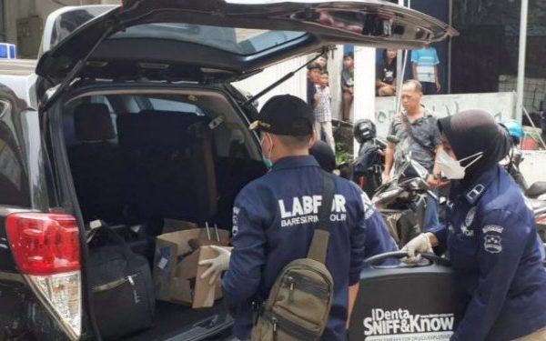 densus 88 bawa tiga koper barang bukti teroris di bekasi 30937