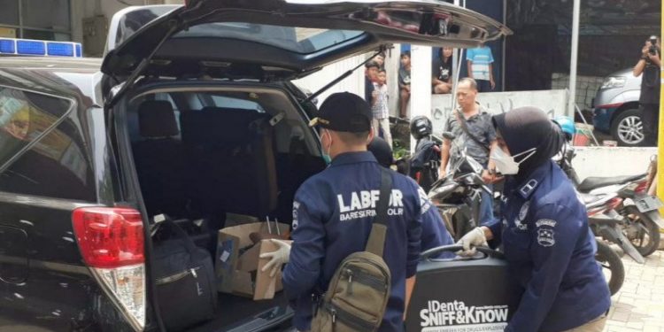 densus 88 bawa tiga koper barang bukti teroris di bekasi 30937