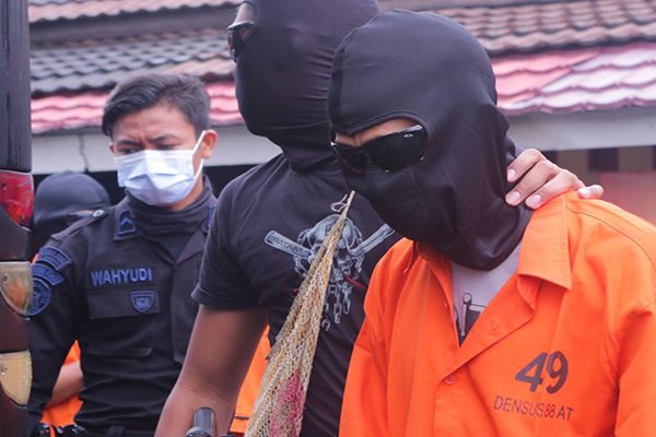 densus 88 tangkap 3 terduga teroris anggoya ji di bekasi dan jakarta barat 18197