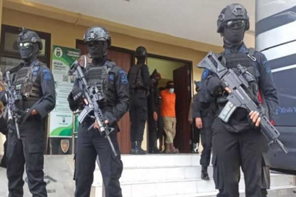 densus 88 tangkap terduga teroris yang bersembunyi di kantor polsek kampar 23373
