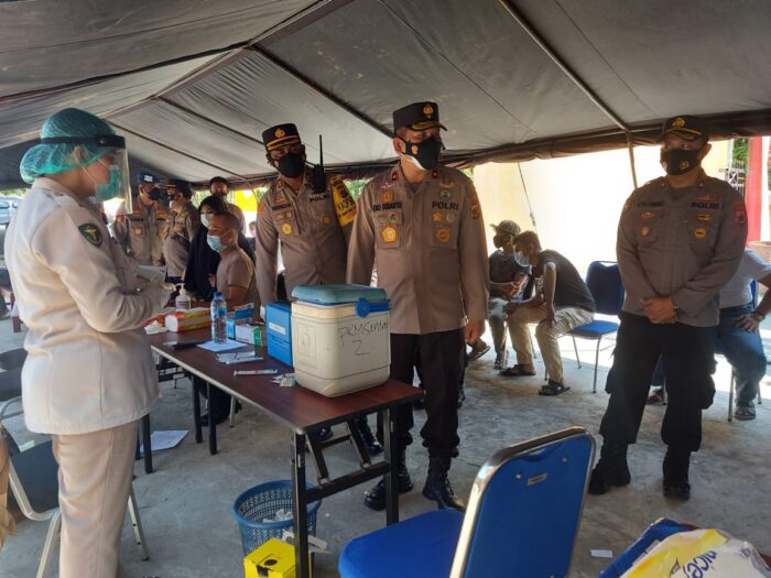 deputy chief of papua regional police inspected vaccination booths in sentani city 41170