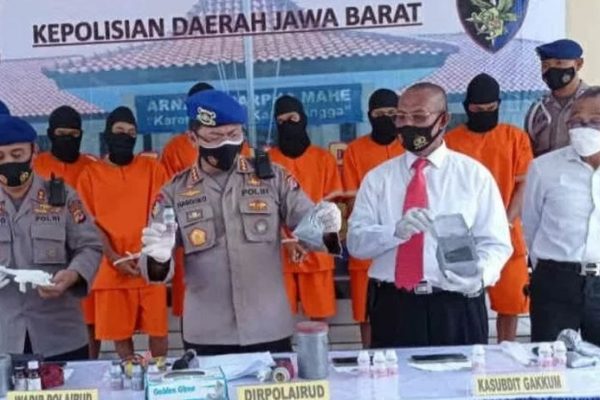 destroying marine biota west java regional police arrested six fishers who use explosives to catch fish 39013
